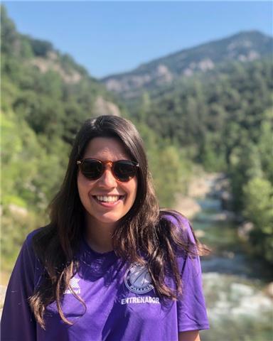 Soy una chica extrovertida con 2 años de experiencia con muchas ganas de enseñar inglés a toda aquella gente que quiere mejorar. Puedo enseñar a niños pequeños como a gente adulta