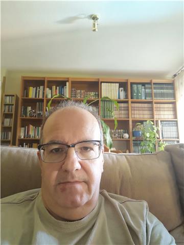 Profesor con más de 30 años de experiencia se ofrece para dar clases particulares a alumno de e. p. eso. y bachillerato o