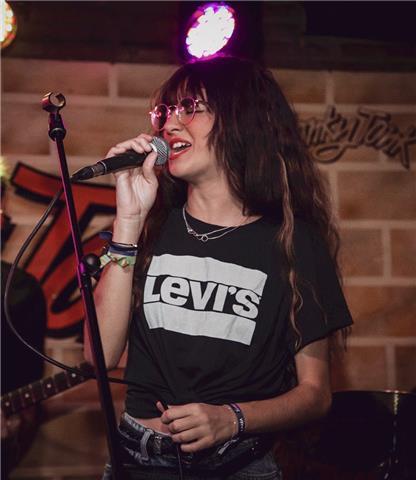 Me ofrezco para dar clases de música a niños de infantil y primaria.
me defino como una persona trabajadora, constante, empática y comprometida con lo que hago