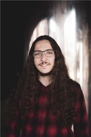 Profesor de guitarra y armonía titulado en interpretación musical (música moderna) por la universidad alfonso x  el sabio