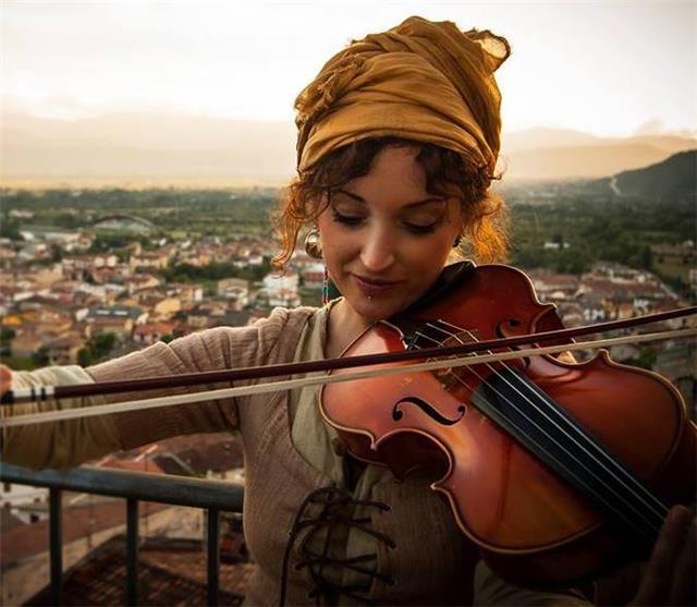 Lezioni di violino e viola, Pratica, propedeutica e storia della musica. Disponibile anche per ripetizioni e aiuto compiti materie umanistiche