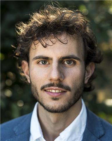 Laureato in chimica industriale con iscrizione all'albo professionale