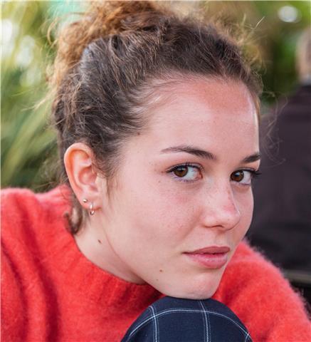 Chère communauté, 
Actuellement étudiante à la Sorbonne Paris IV, en licence de LEMA (Lettres, Edition, Média et Audiovisuel) je serais heureuse de participer aux progrès scolaires de vos enfants !