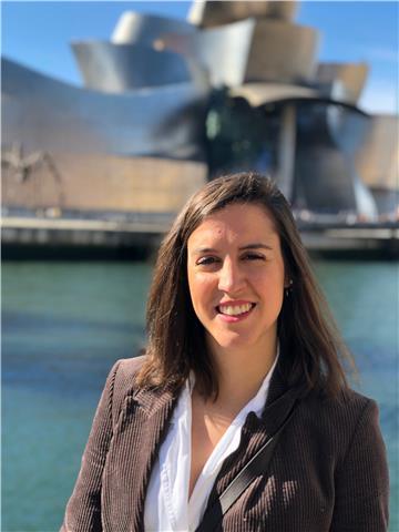 Clases de ciencias online (biología ,química, física, matemáticas). bióloga trabajando en el sector lácteo