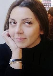 Laureata in giurisprudenza con il massimo dei voti e diplomata al liceo classico (100/100), impartisce lezioni di diritto, italiano, filosofia a studenti di ogni età, e anche lezioni di matematica e inglese a studenti di scuola elementare e media. Consoli