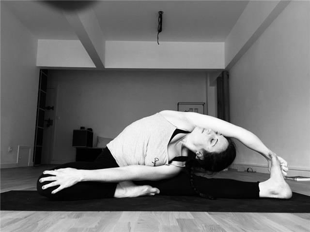 Etudes STAPS, ancienne professeur des arts du cirque, pratique du yoga depuis 4 ans, certifié au studio Gerard Arnaud 200H en Octobre dernier.
Avec le confinement, j'ai donné beaucoup de cours de yoga en ligne, ce qui m'a permis d'affiner la technique.
Au