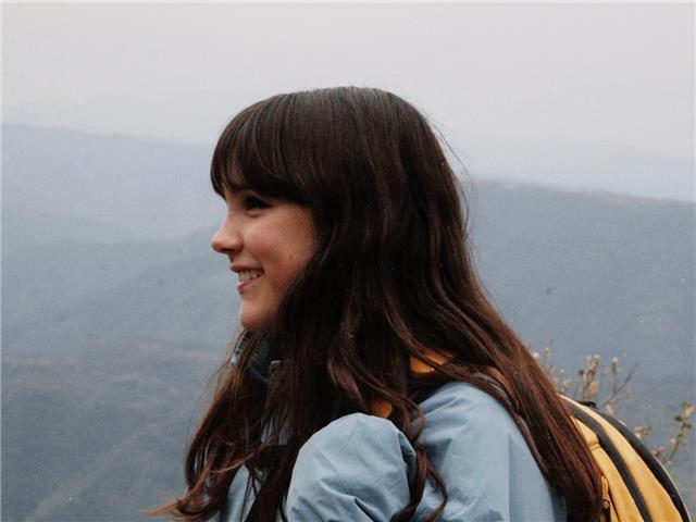 Estudiante universitaria ayuda a niños y niñas de hasta bachillerato a mejorar su rendimiento académico