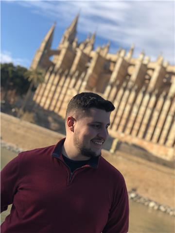 Soy un chico joven, actualmente universitario. tengo la capacidad y experiencia dando clases a alumnos desde educación secundaria hasta universidad. siempre intento hacer que las clases sean dinámicas