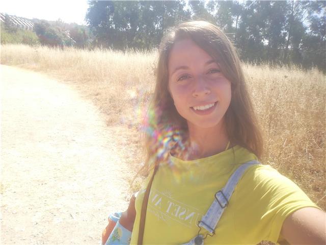 Maestra de ed. infantil y primaria, con mención en lengua inglesa y experiencia en pedagogía montessori, ofrece clases de apoyo para afrontar de forma significativa las distintas áreas de primaria, de forma estimulante