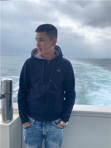 Un chico joven, con catalán y castellano nativo, con muchas ganas de enseñar lo que tanto estudié para aprender. un seguro método que ayudará a que apruebes sin complicaciones la asignatura