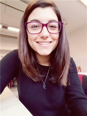 studentessa universitaria di matematica offre ripetizioni di matematica per studenti delle medie o delle superiori (qualsiasi indirizzo) online (via skype, teams o meets)