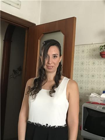 Ragazza laureata in giurisprudenza impartisce lezioni di diritto