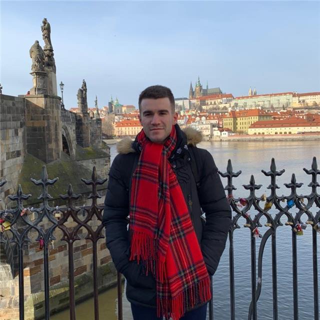 Profesor de ingles avanzado para dar apoyo o clases online