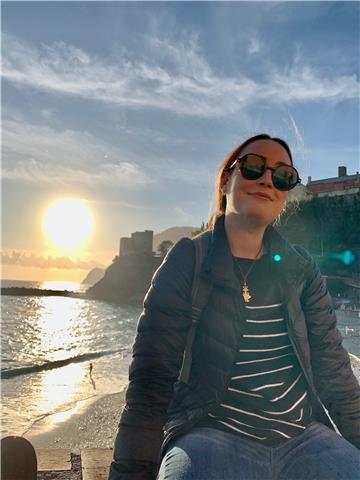 Studentessa di mediazione linguistica che impartisce lezioni di francese