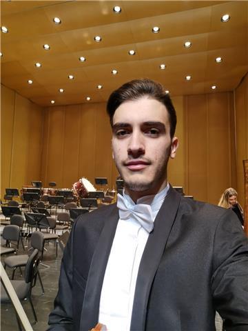 LEZIONI DI VIOLINO - Laureato al Conservatorio di Musica San Pietro a Majella di Napoli. Impartisce lezioni di violino, teoria della musica e solfeggio