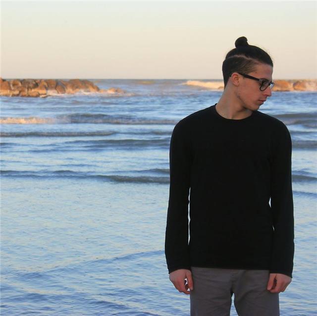 Diplomato all'istituto tecnico indirizzo informatica e attuale studente di comunicazione multimediale presso accademia belle arti