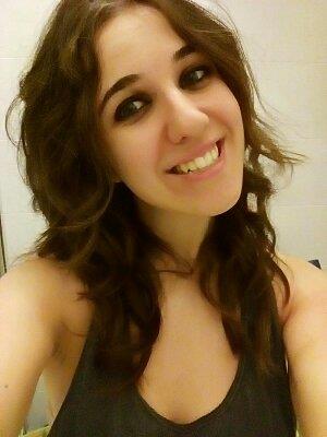 Ragazza titolare del certificato languagecert livello c1 offre lezioni di inglese per tutti i gradi di istruzione e adulti