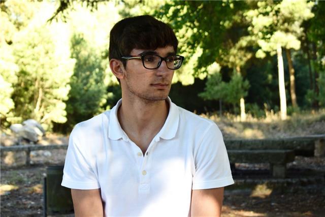 Estudiante de economía da clases particulares de apoyo, Matemáticas, Lengua Castellana, Música
