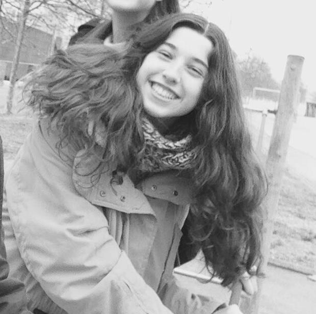 Estudiante universitaria en su tercer año de diseño gráfico y con título de monitor/a de tiempo libre a la que le encantaría poder dar clases a ñiños y ñiñas de cualquier asignatura de primaria o eso