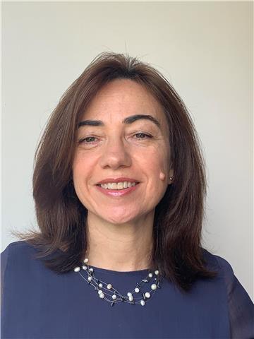 Mamma, laureata in lingue straniere e amante dei bambini, impartisce lezioni di lingua inglese a studenti della scuola elementare, media e delle superiori. 
Sostegno nello svolgimento dei compiti e nella preparazione alle interrogazioni anche per materie 