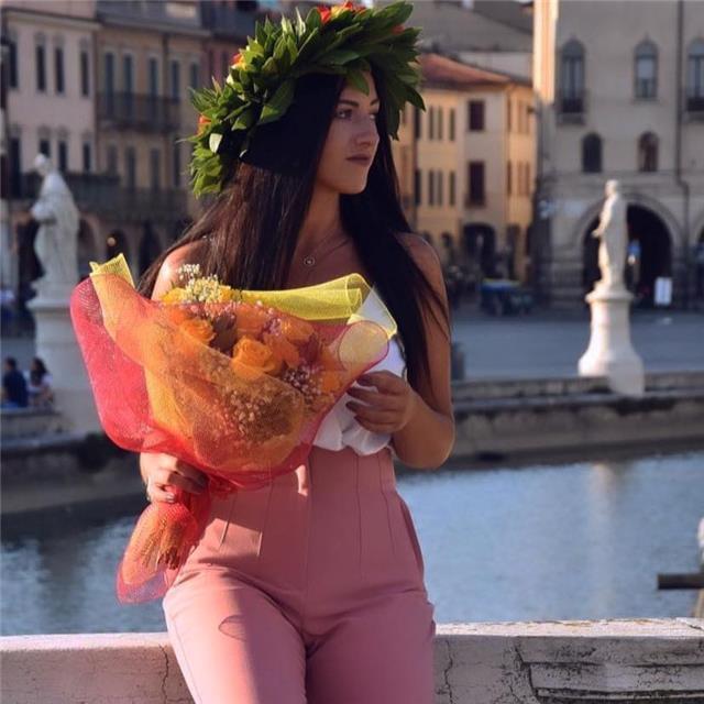 Studentessa neolaureata offre aiuto scolastico nelle diverse discipline