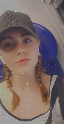 Ragazza delle superiori offre ripetizioni a ragazzi di medie ed elementari