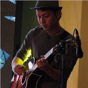 Enseño a tocar la guitarra eléctrica, acústica y clásica