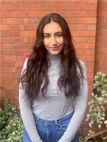 I am a native English speaker from England. My mother has been a first grade teacher since the age of 20. I would like to help anybody and everybody learn to speak English and help with grammar and sentence structure