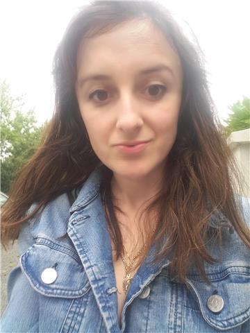 Jeune ukrainienne prête à partager ses connaissances du russe avec les personnes qui sont intéressé le apprendre