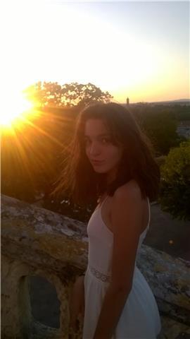 je suis une étudiante de 19ans en Arts plastique j'ai voyagé pendant 1ans dans des pays anglophones avant de me lancer dans mes études