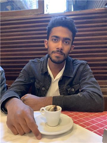 Mi presento sono Ahmed , ho lavorato per 3 anni come guida turistica per italiani, e sono capace di comunicare in sei lingue: Italiano, Inglese, Russo, Spagnolo, Svedese, Arabo che è la mia lingua madre