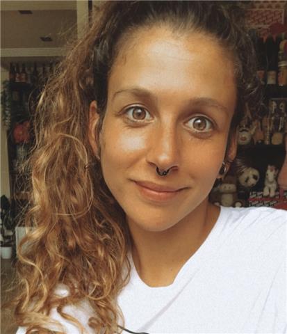 Licenciada en publicidad y relaciones públicas, con master de profesorado, con experiencia como profesora de lengua, historia, filosofía, historia del arte, diseño gráfico, entre otras materias. deportistas y con don de gentes, con experiencia como entren