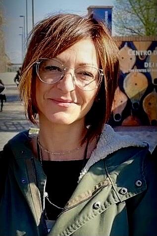 Laureata in Conservazione dei Beni culturali e guida turistica, abituata a lavorare con bambini, attraverso una metodologia che coniughi contenuti e gioco, impartisce lezioni di italiano, storia, geografia, storia dell'arte