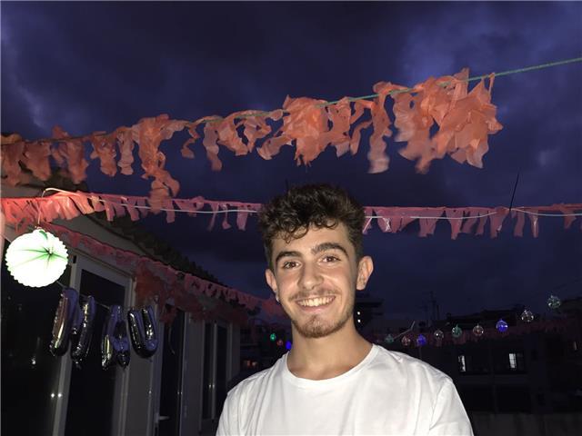 Hola soy estudiante de negocios y marqueting internacionales en la upf. doy clases de matemáticas a estudiantes de la eso o de bachillerato social