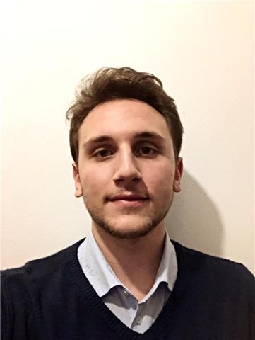 Studente universitario di scienze politiche, diploma di liceo scientifico