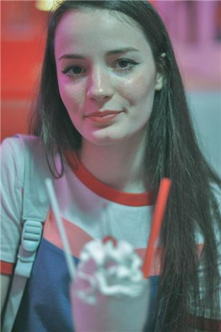 Studentessa universitaria con certificazione B1 in inglese
