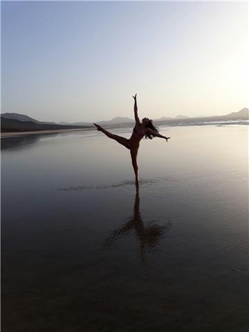 Profesora de baile de novios,baile para principiantes de movilidad y musicalidad, bachata, flamenco y sevillanas. dispongo de estudio de baile propio para impartir las clases