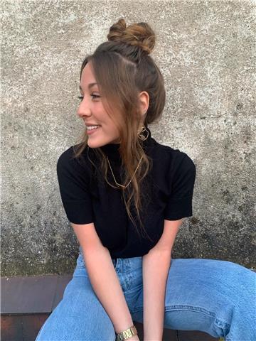 Profesora de catalán nativa ofrece dar clases de catalán. también ofrezco otras clases como naturales o matemáticas para niños más jóvenes