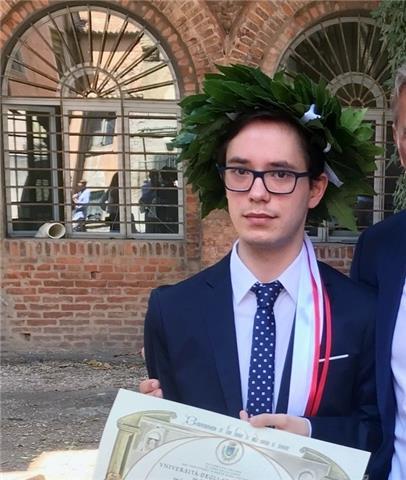 Laurea in lettere e studi in storia dell''arte