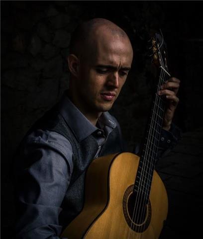 Clases de guitarra clásica, flamenca y/o de acompañamiento a la voz en diferentes estilos, con recursos técnicos para fraseos de guitarra y/o diferentes tipos de rasgueo. 20 años de experiencia