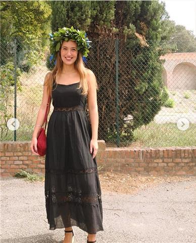 Laureata in lingue (tedesco e spagnolo)