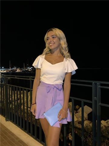 Studentessa impartisce lezioni di inglese