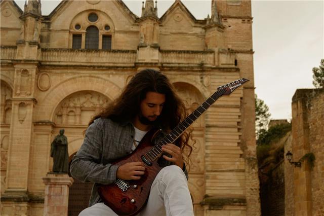 Profesor de guitarra (eléctrica, clásica y acústica), lenguaje y análisis musical y educación de primaria y música de instituto