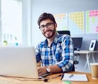 Insegnante madrelingua Italiano impartisce lezioni di informatica per i più piccoli