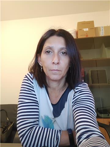 Sono una mamma diplomata in ragioneria che segue i suoi figli di 9e 11 anni con i compiti con ottimi risultati. Nell'aiutare i miei figli pretendo molto, ma dico sempre loro che non sono un numero ma delle persone con delle qualità e che devono sempre cre