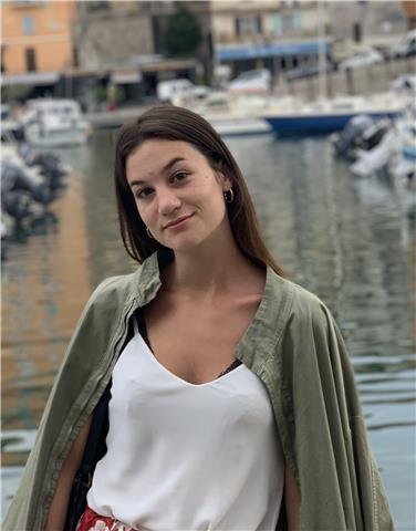 Diplomata presso il Liceo Linguistico Celio-Roccati