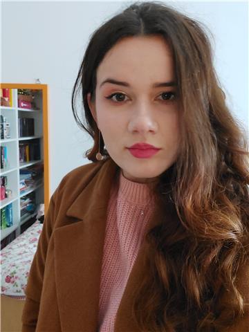 Sono una studentessa di lingue. Disponibile per lezioni di italiano e inglese ed eventualmente spagnolo