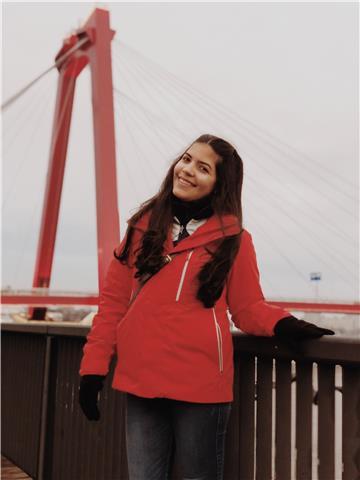 Soy una chica que le gusta compartir lo que sabe y una de esas cosas es el ingles. Soy muy sociable, activa y comprometida. He dado clases de ingles a niños de bajos recursos con muy poco tiempo y puedo sentirme satisfecha con mi trabajo