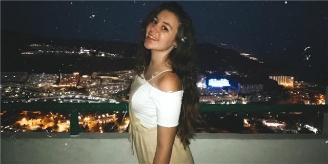 Estudiante de inglés en la escuela de idiomas se ofrece para enseñar inglés a niños de colegios y adolescentes hasta 2 de eso