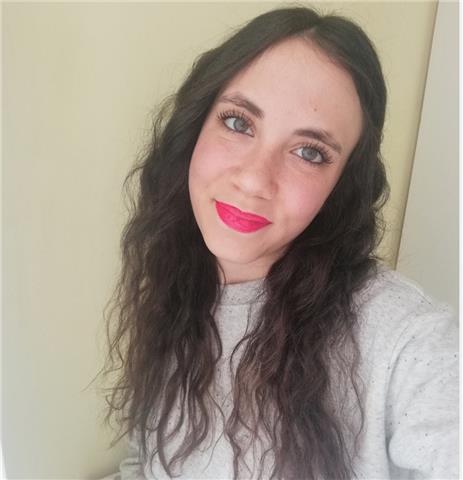 Ragazza diplomata al liceo linguistico